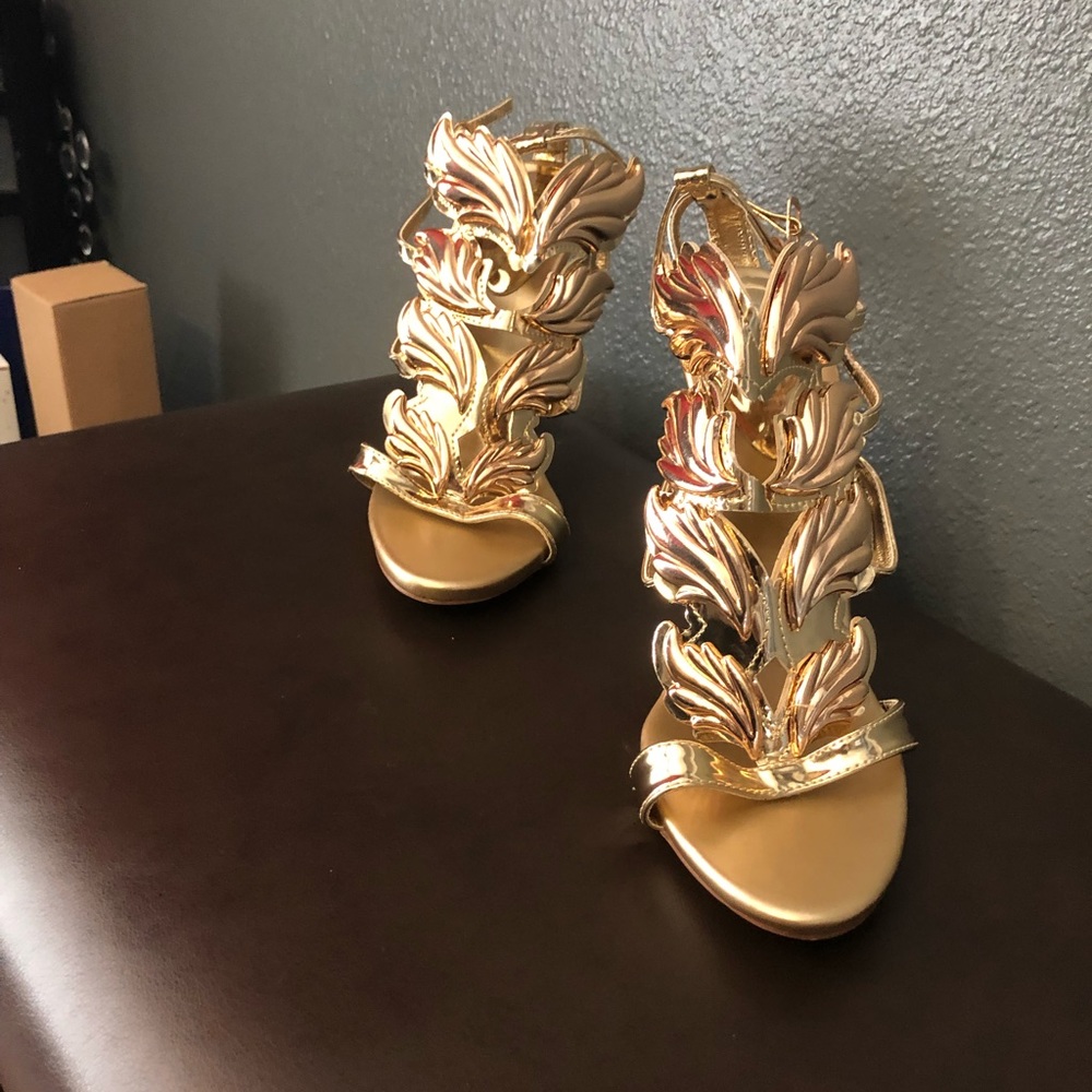 Brand new gold Nuolaian heels